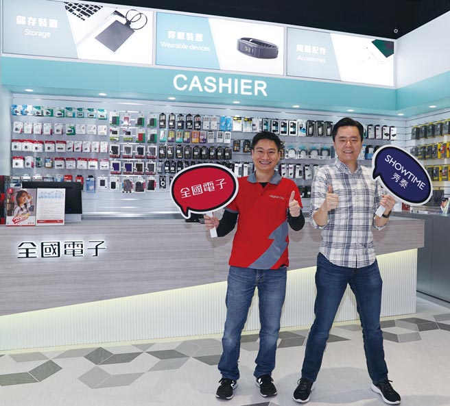 秀泰集团总经理廖伟铭（右）、全国电子总经理林政勋首度合作，全国电子进驻秀泰台中文心店将于29日开幕。图／邱莉玲