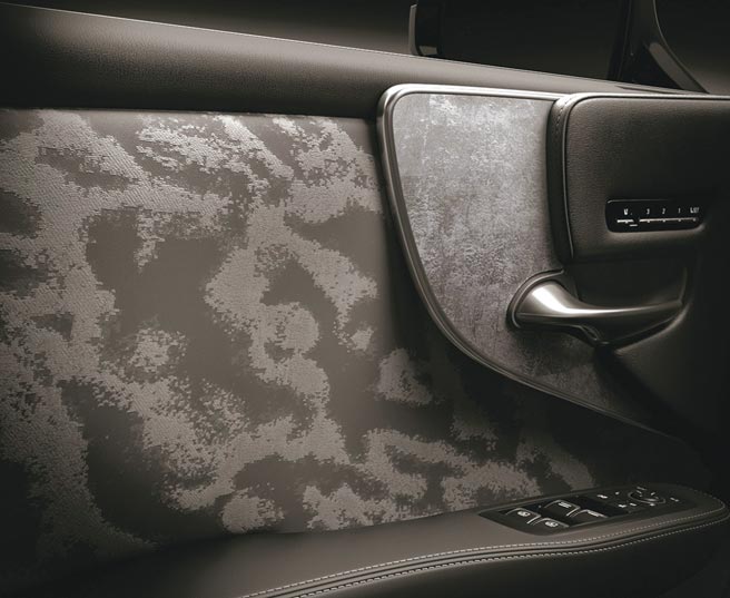 LEXUS旗舰轿车LS新改款，特别採用日本京都百年工艺－西阵织（Nishijinori）融入门饰板中，营造如皓月照在海面上的日式奢华意境。图／公司提供