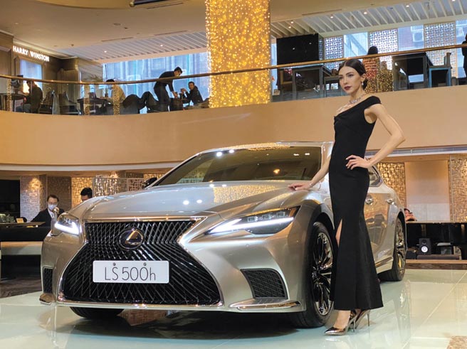 LEXUS旗舰轿车LS新改款，导入全新车色－新月银，色泽于不同亮度之光照下，会反射出不同光影效果。图／陈信荣
