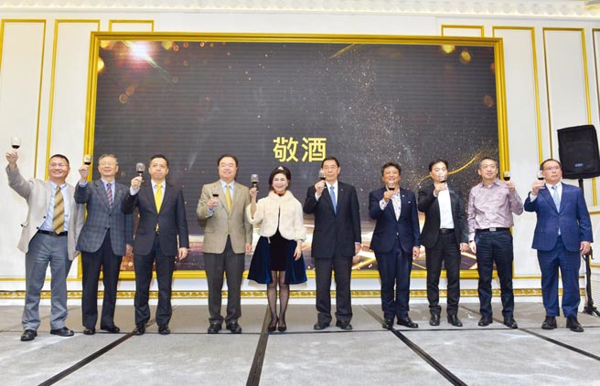 联宝电子董事长谭明珠（左五）、发言人谭伟杰（左一）与团队及贵宾共同欢度旺年晚会。（禁止酒驾．饮酒过量，有害健康）图／业者提供