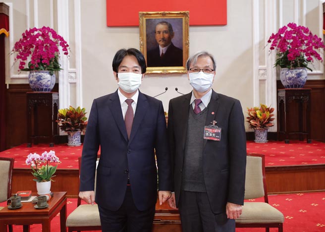 副总统赖清德（左）、台湾永续关怀协会理事长张清芳（右）合影。图／台湾永续关怀协会提供