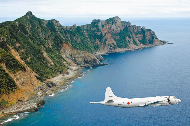 日美两国防长24日通电话，双方确认《日美安保条约》第5条适用于钓鱼台列岛。图为日本海上自卫队一架P-3C「猎户座」侦察机飞越位在东海的钓鱼台列屿（日方称「尖阁诸岛」）。（美联社）