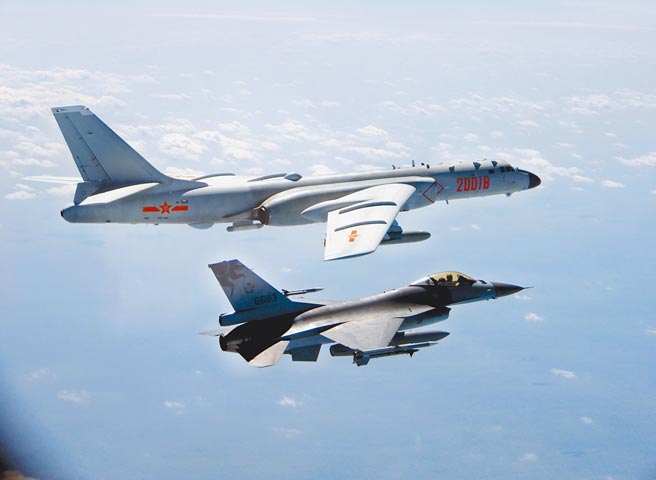 美国总统拜登甫上台，中美双方就在台湾西南海空域你来我往。图为为空军F-16战机监控共军轰六照片。（国防部提供）