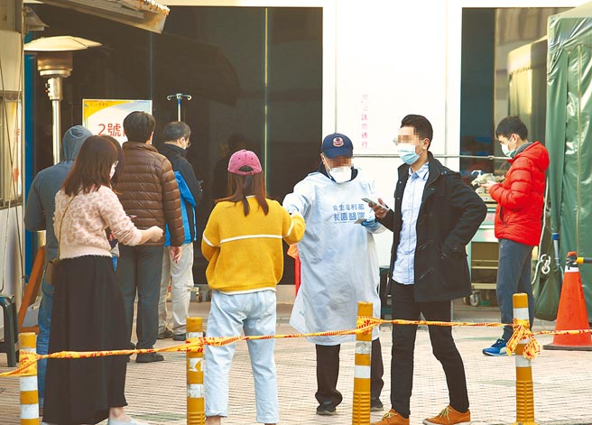 桃医爆发院内群聚感染持续扩大，造成多人染疫，框列近千人隔离，该院24日继续对医护人员进行採检，不到八点户外检疫站外就有排队等待检疫的人龙。（陈怡诚摄）