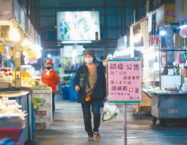 中央疫情指挥中心24日再公布确诊者足迹，曾在19、20日赴桃园仲平黄昏市场，该市场虽再三消毒，前去消费民眾仍稀稀落落。（陈怡诚摄）