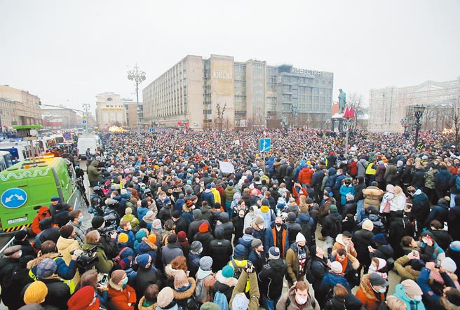 俄羅斯超過100個城市23日爆發反政府聚眾示威，要求當局釋放反對派領袖納瓦尼。圖為大批人群在莫斯科一處廣場聚集，聲援納瓦尼。（路透）