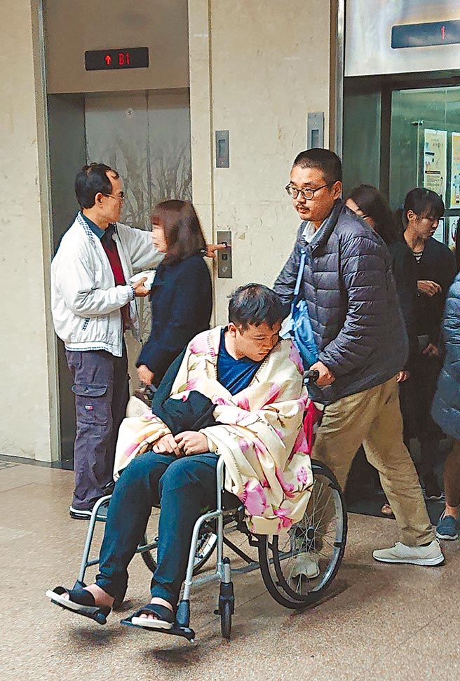 「騙扁小子」黃琪涉詐欺案遭收押，日前提出300萬元保證金求交保，但法官不准。圖為黃琪（坐輪椅者）2018年坐輪椅出庭的照片。（資料照片，中央社記者王揚宇攝）