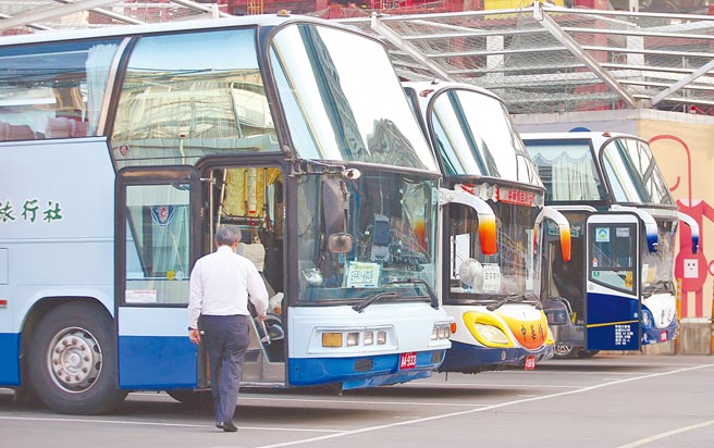 为做好防疫，现在国旅游览车已採梅花座，司机也要定时消毒，惟本土疫情拉警报，原本应是农历年旺季国旅团、尾牙团、进香团等纷传退团、退单，业者苦不堪言。（本报资料照片）