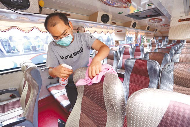 为做好防疫，现在国旅游览车已採梅花座，司机也要定时消毒，惟本土疫情拉警报，原本应是农历年旺季国旅团、尾牙团、进香团等纷传退团、退单，业者苦不堪言。（本报资料照片）