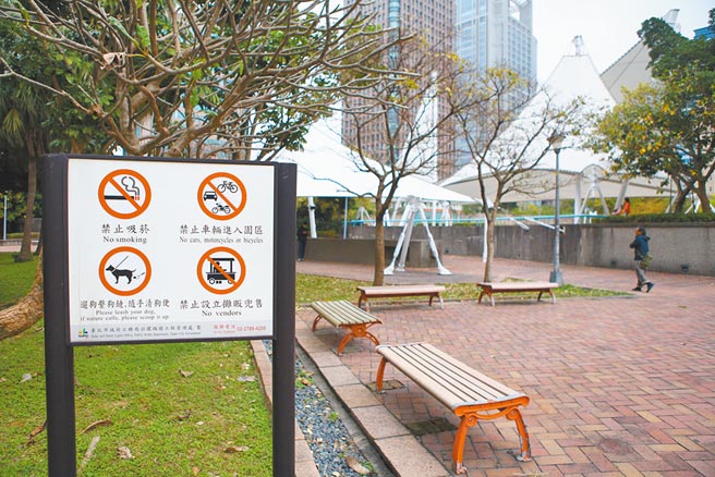 台北市有600多座禁菸公园，市议员王浩发现市府抓不到人也罚不到人，质疑禁菸公园难落实。（张立勋摄）