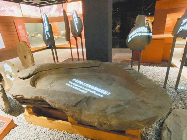 被喻为镇馆之宝的「月眉石槽」，是巨石文化的一环，是中央山脉产地属年代久远的文物之一，同时具有文化资产身份。（罗亦晽摄）