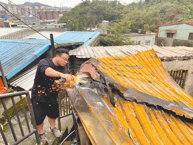 24日約50名民眾協助林姓女屋主打掃房屋，也有許多善心人士捐贈物資。（讀者提供／陳彩玲基隆傳真）
