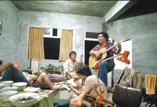 李双泽（抱吉他者）与林洲民等人于淡江大学就读时期，同住一间屋子整日谈笑说唱，因他们都不爱打理环境，自称动物，将住处称为淡江动物园。（公视提供）