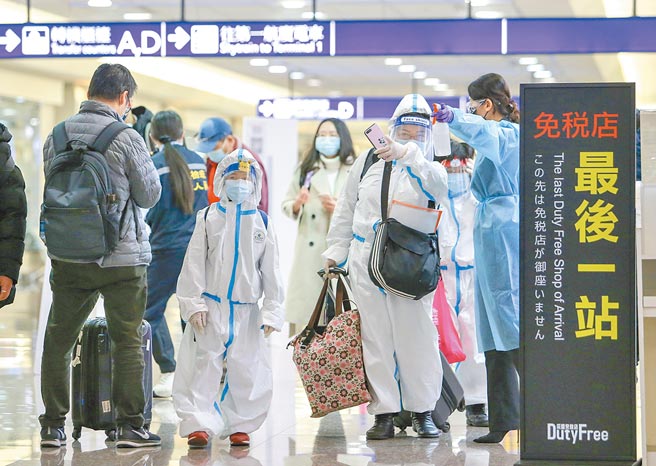 为赶在农历春节前回家，不少旅外国人赶在27日检疫大限前入境。图为桃园机场入境大厅。（陈麒全摄）