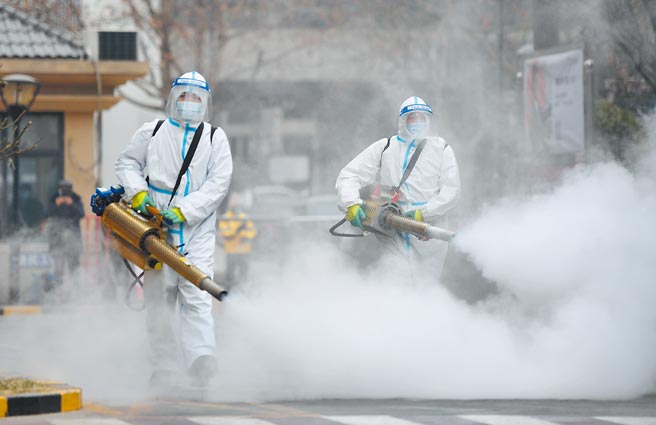 河北石家庄市疫情吃紧，工作人员忙着在街道喷洒消毒液。（新华社）