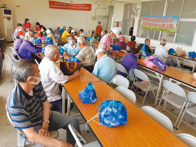 桃园全市361个关怀据点暨巷弄长照站今起全面暂停，避免社区群聚感染。（桃园市社会局提供／赖佑维桃园传真）