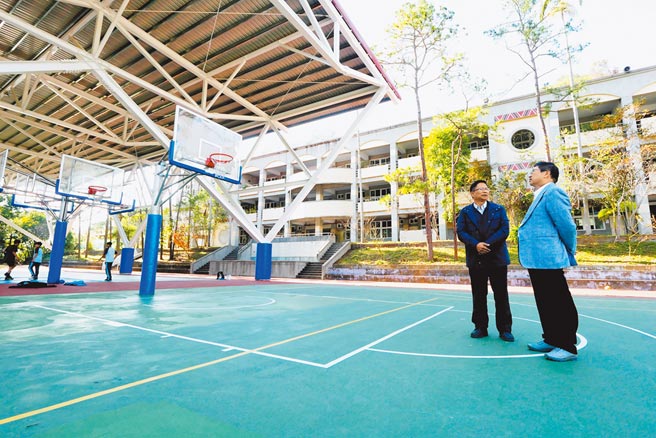 新竹县长杨文科（右）到尖石国中视察新完工的风雨球场。（邱立雅摄）