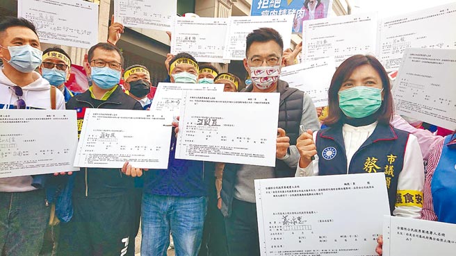 國民黨24日在台南市北區鴨母寮菜市場擺攤，爭取民眾「反萊豬、要公投」連署。 （程炳璋攝）