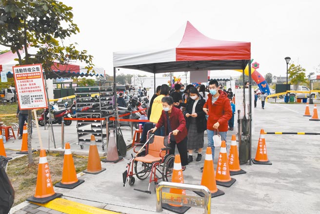 云林县斗六市公所举行的茂谷柑节，临时围出封闭性区域，只有单一出入口，民眾很守规矩排队登记。（周丽兰摄）