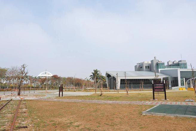 嘉义县北回归线太阳馆1、2馆相距100公尺，中间却相隔一条铁路。（张毓翎摄）