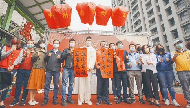 农历春节即将到来，「高雄过好年」系列活动24日在三凤中街打头阵，炒热民眾过好年氛围，热闹滚滚办年货，虽然疫情影响取消试吃试用，但高雄市长陈其迈现身向民眾拜早年，呼吁大家採买年货时，落实防疫新生活外，也挂保证三凤中街年货品质一等一，全力帮店家促销。（刘宥廷摄）