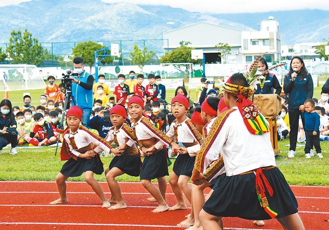 大武国小学童舞出「成年礼讚」，站上舞台不再怯场 。（庄哲权摄）