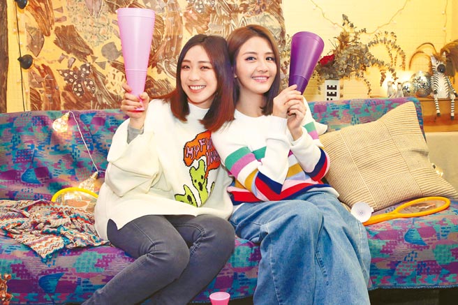 李宣榕（右）和梁舒涵在MV中打保龄球、手足球、冲咖啡、打游戏机。（福茂唱片提供）