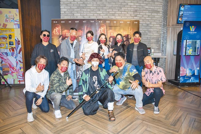 《角頭》劇組宣傳，粉絲（下排中）扮成《鬼滅之刃》主角「炭治郎」到場支持，上排左起為高捷、龍劭華、曾莞婷、王宣、出品人張芷瑄、張再興，下排左起為唐振剛、黃尚禾、吳震亞、林道禹。（齊石傳播提供）