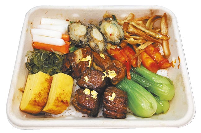 Global Mall南港车站店的班味厨房「双人福气便当」，和牛、鹅肝、避风塘鲍鱼，撒上金箔，原价1080元，优惠价888元。（Global Mall提供）