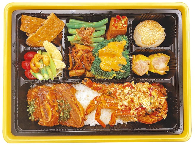 Global Mall的苏杭餐厅推出「人气海陆双拼便当」，乾烧小龙虾与奶香牛小排双主菜，原价699元，优惠价599元。（Global Mall提供）