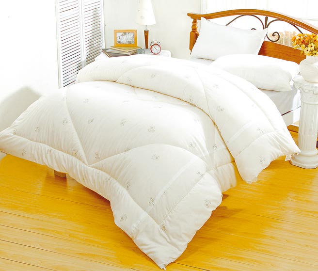 爱买「金洛贝达澳洲小羊毛被」，6×7尺，原价2299元、2月16日前特价1899元。（爱买提供）