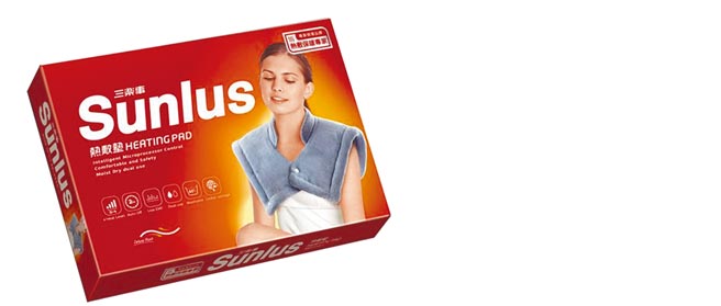 家乐福「三乐事颈肩双用柔毛热敷垫」，2280元。（家乐福提供）