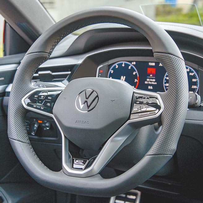 触控式多功能方向盘。（陈大任摄）