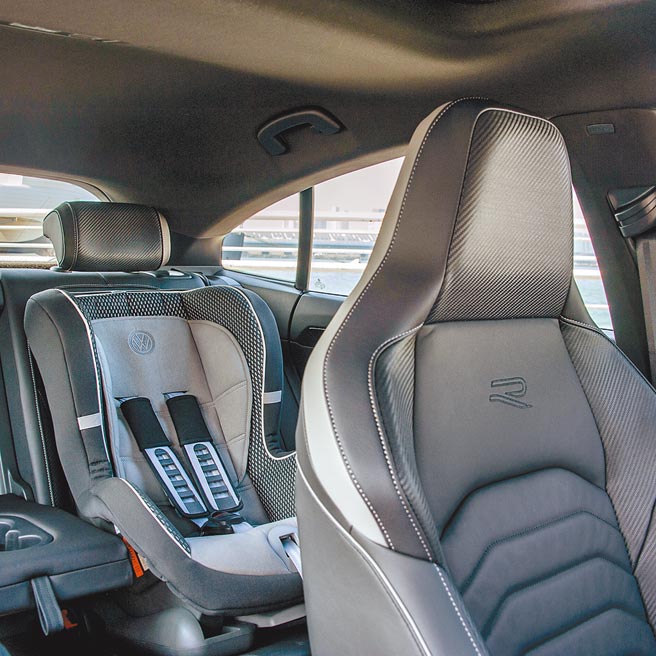 R-Line车型专属Nappa Carbon碳纤维纹真皮跑车座椅。（陈大任摄）