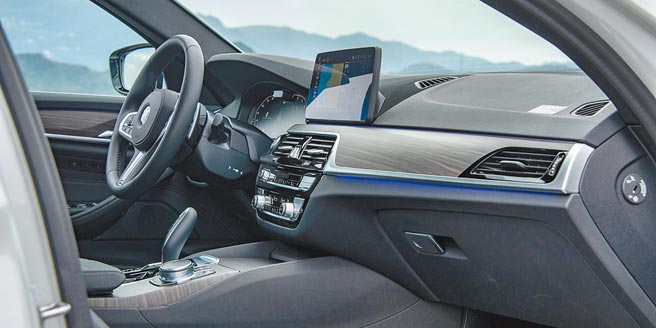 Fineline Cove木纹饰板与雾面金属饰板相互搭配，让车室展现高雅质感。（陈大任摄）