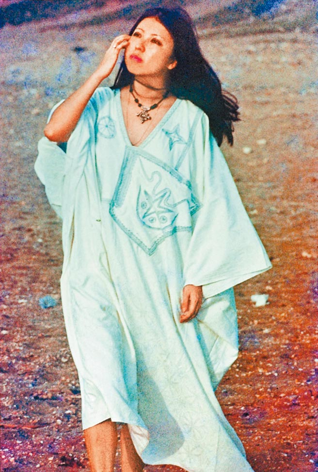 已故作家三毛的撒哈拉岁月让读者念念不忘。（本报系资料照片）