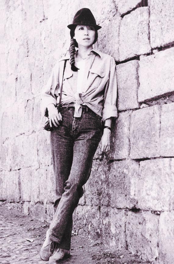 三毛早在1960年代起独自行走异乡，前卫又率真的形象，永留书迷心中。（皇冠文化出版公司提供）