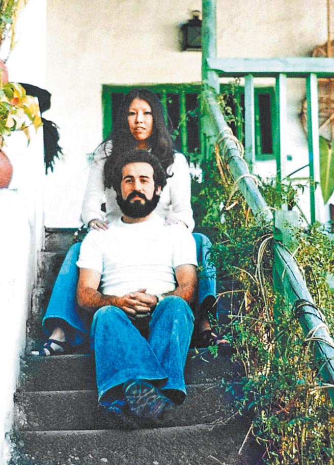 三毛与丈夫荷西旧照。（皇冠文化出版公司提供）