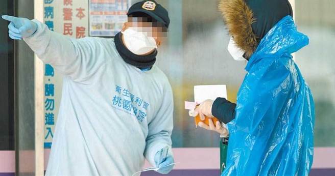 部立桃园医院爆发群聚医护感染事件，精神科医师沈政男认为，指挥中心当初画出红黄绿区感控的作法根本失准。(资料照片 陈怡诚摄)