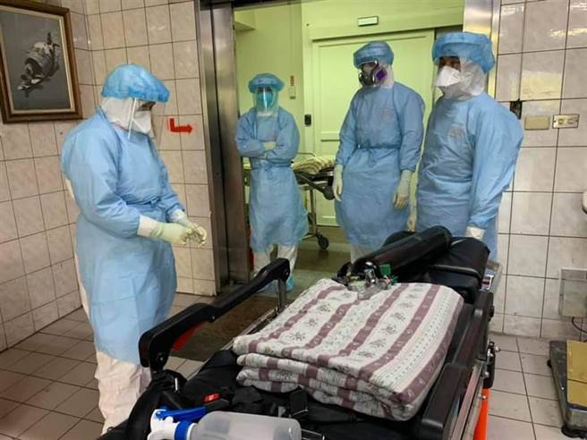 精神科醫師沈政男建議，指揮中心應該製作部桃感染動線圖，讓大家集思廣義，找出院內感染漏洞。圖為部桃醫護努力在前線作戰，（圖擷自部立桃園醫院）