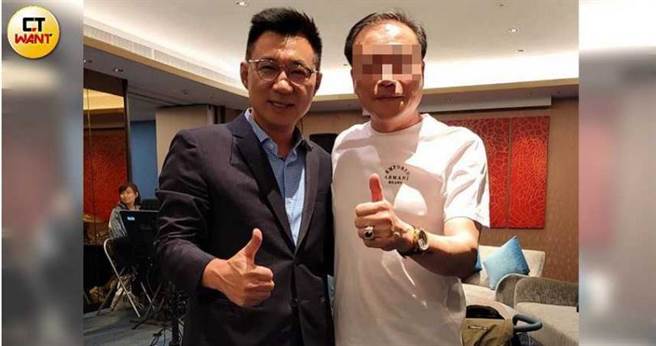 吳男常出示與政商名流的合照，例如國民黨主席江啟臣，恐嚇Amy自己政商關係很好，可以找人關掉她的店。（圖／讀者提供）