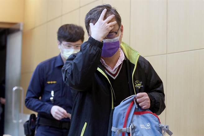 金盛世前總經理黃國泉（前）遭檢方聲押禁見。（黃世麒攝）