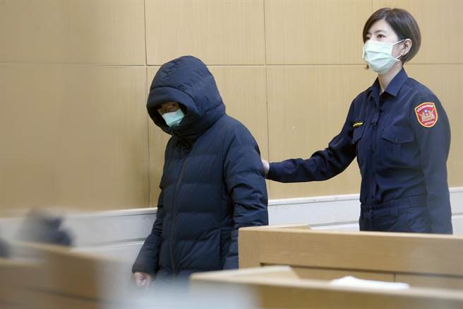 金盛世前財務部經理任鳳英（左）以60萬元交保。（黃世麒攝）