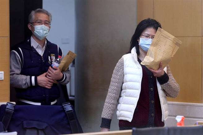 台北市「育扬中医诊所」医师杨玉台（左）、欧乃慈（右）夫妇涉嫌利用减重疗程取得病患健保卡，刷卡填载不实病歷，诈领健保补助上百万元，并虚报营业收入，涉逃漏税捐罪，检察官复讯后谕令各50万元交保。（黄世麒摄）
