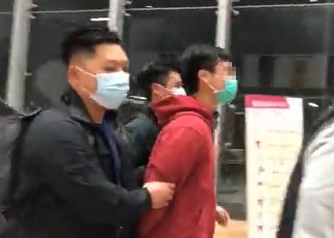 警方进入香港中文大学，以涉嫌「非法集结」及「袭击他人意图导致不作出某些作为」，逮捕3名学生。（图／摘自中大校园电台脸书）