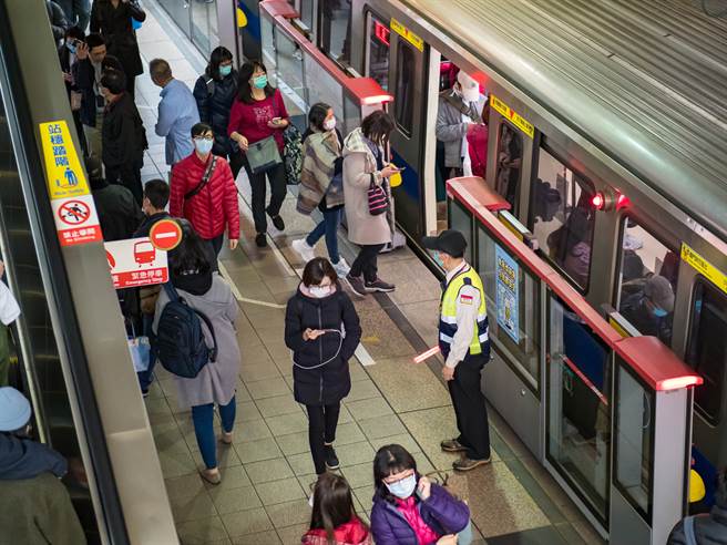 卫福部立桃园医院爆发群聚感染至今，有不少民眾忧心台湾疫情恐快守不住，对此，台大医师施景中表示，其实台湾与疫情失控的距离还相当远。（图／示意图，达志影像）