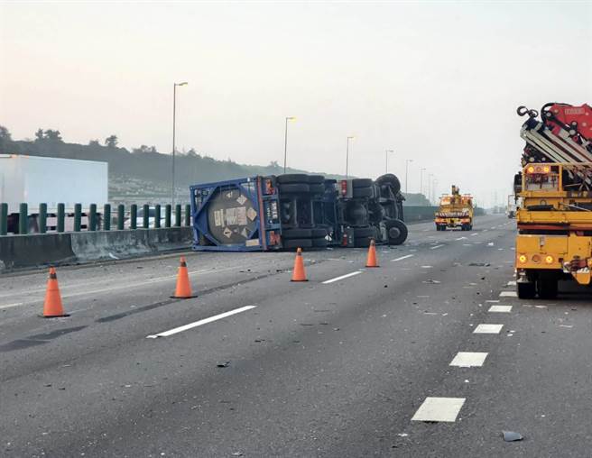 联结车不慎翻覆，所幸驾驶并无受伤。（民眾提供／陈淑娥台中传真）