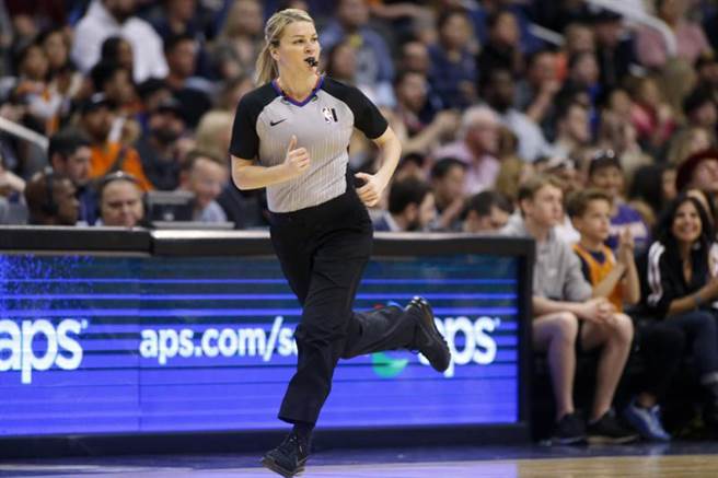 魔术主场迎战黄蜂，两女性裁判同场执法创NBA歷史纪录，珍娜薛洛德表示，代表女性主权主义实现了。(美联社)