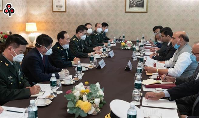 中印边境军长级会谈同意尽早推动脱离接触 专家：印方少了冒进多了理性。图为2020年9月4日中国国防部长魏凤和与印度国防部长辛赫在莫斯科会晤