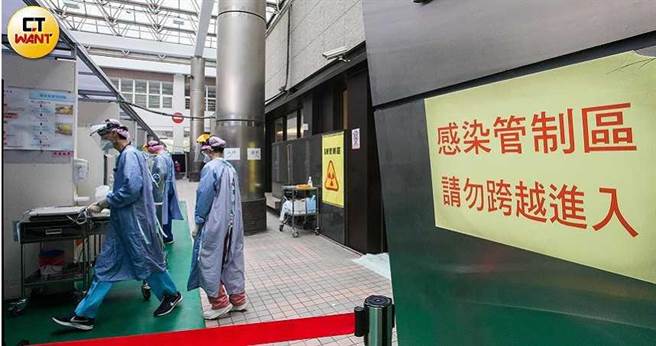 部立桃园医院爆发群聚感染，指挥中心一开始匡列对象少、採检量低，是导致病毒扩散的主要原因。（图／黄威彬摄）